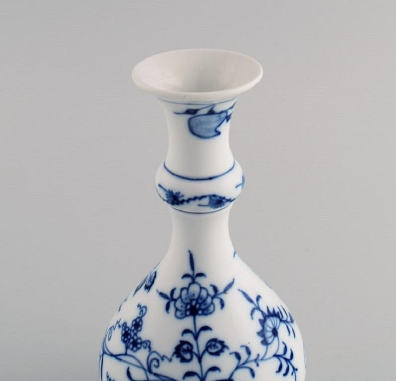 Antique Meissen Blue Onion Vase in Hand-Painted Porcelain, Early 20th C In Excellent Condition For Sale In Copenhagen, DK