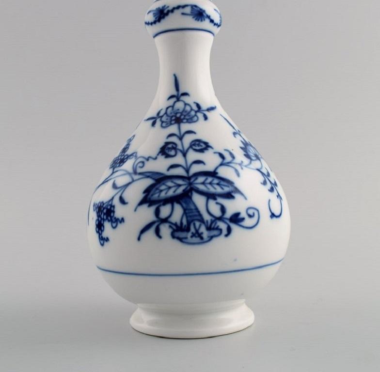 20th Century Antique Meissen Blue Onion Vase in Hand-Painted Porcelain, Early 20th C For Sale