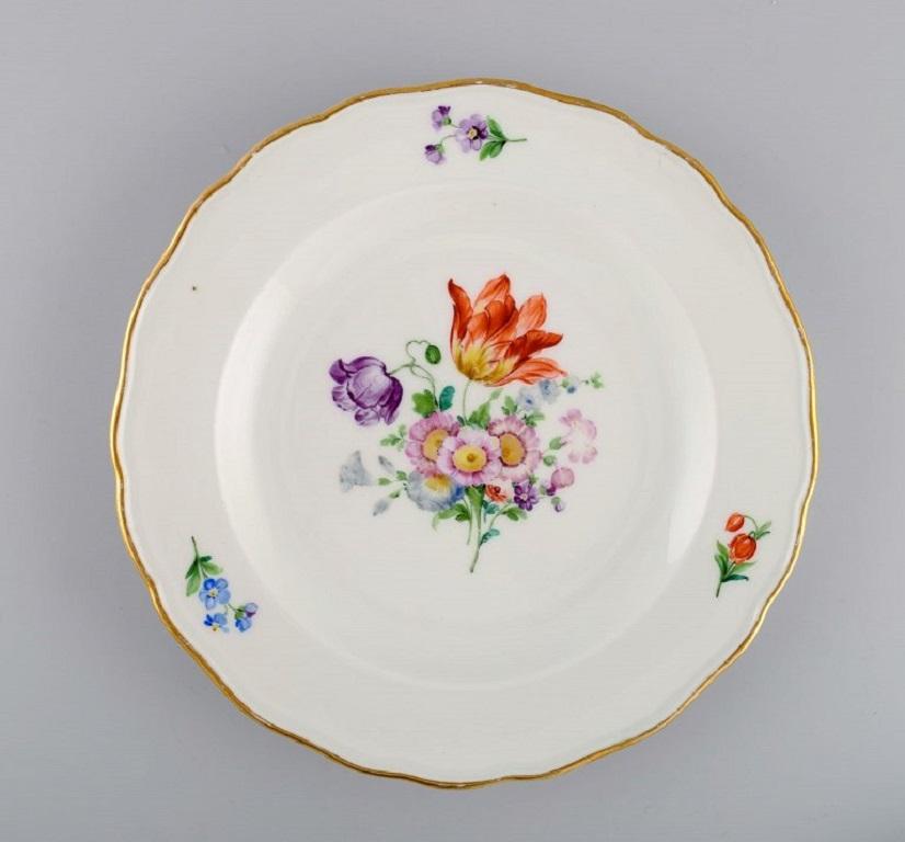 Antique Meissen bowl and three porcelain plates with hand-painted flowers. 19th century.
Largest plate diameter: 24 cm.
The bowl measures: 13,5 x 3 cm.
In excellent condition.
Stamped.
1st and 2nd factory quality.