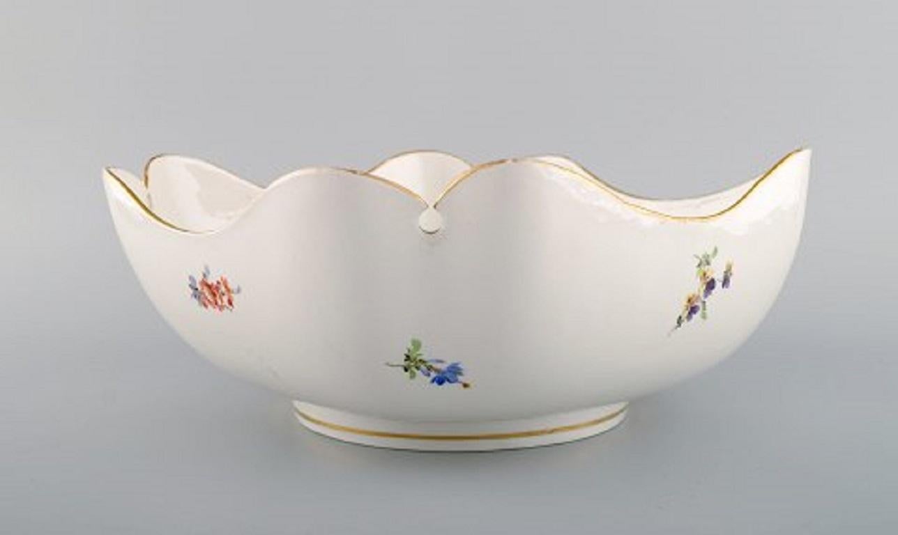 Antique Meissen Bowl in Hand-Painted Porcelain with Flowers and Gold Decoration In Excellent Condition In Copenhagen, DK