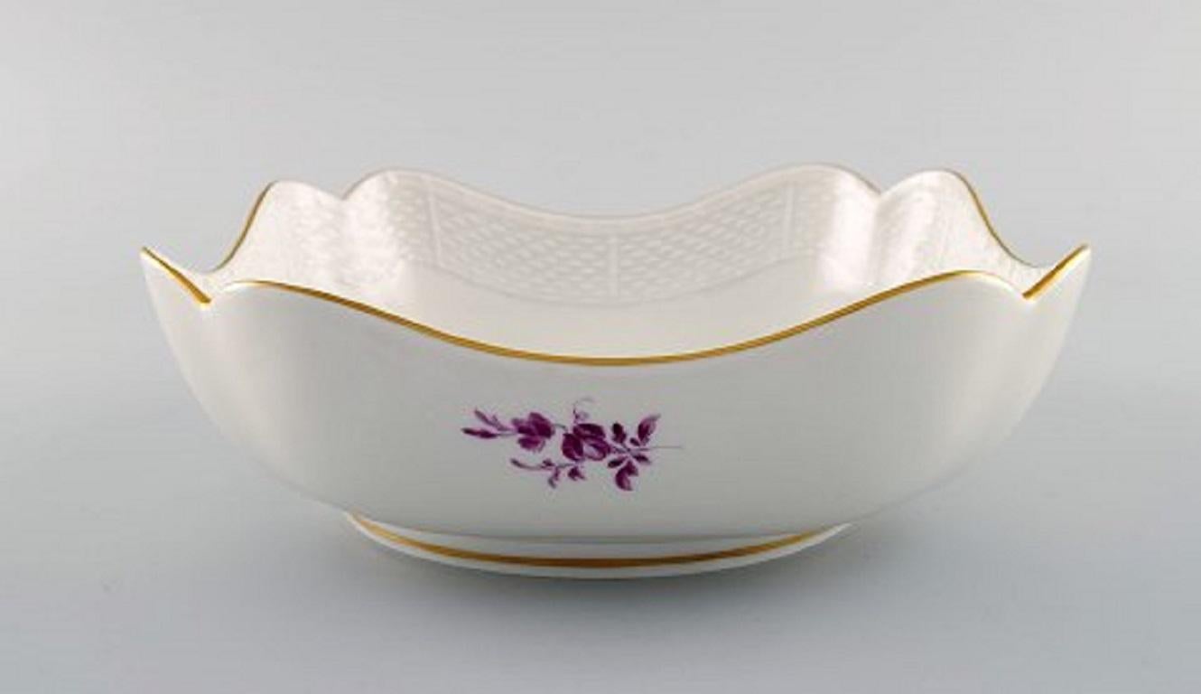 Antique Meissen bowl in hand painted porcelain with purple flowers and gold edge, circa 1900.
Measures: 19 x 7 cm.
1st factory quality.
In excellent condition.
Stamped.
 