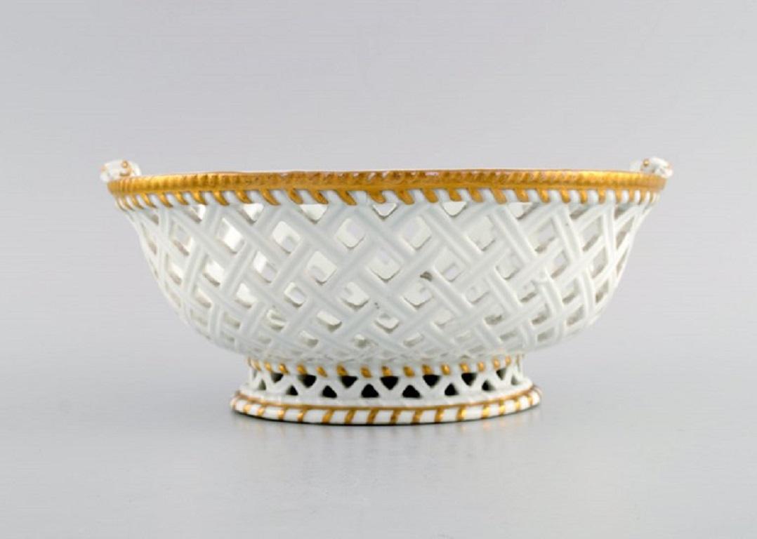 Antique Meissen bowl in openwork porcelain with hand-painted gold decoration. 
19th century.
Measures: 21 x 9 cm.
In very good condition. Both handles are broken.
Signed.