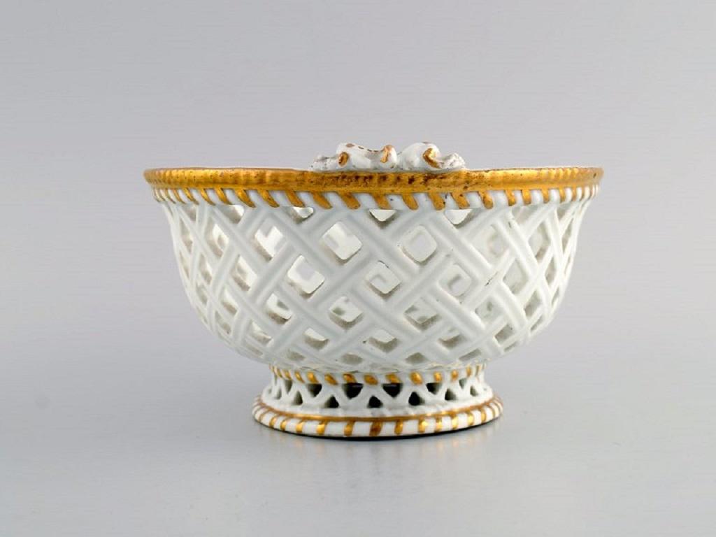 German Antique Meissen Bowl in Openwork Porcelain with Hand-Painted Gold Decoration For Sale