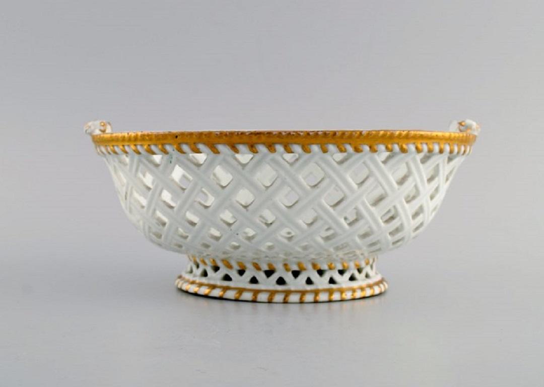 Antique Meissen Bowl in Openwork Porcelain with Hand-Painted Gold Decoration In Good Condition For Sale In Copenhagen, DK