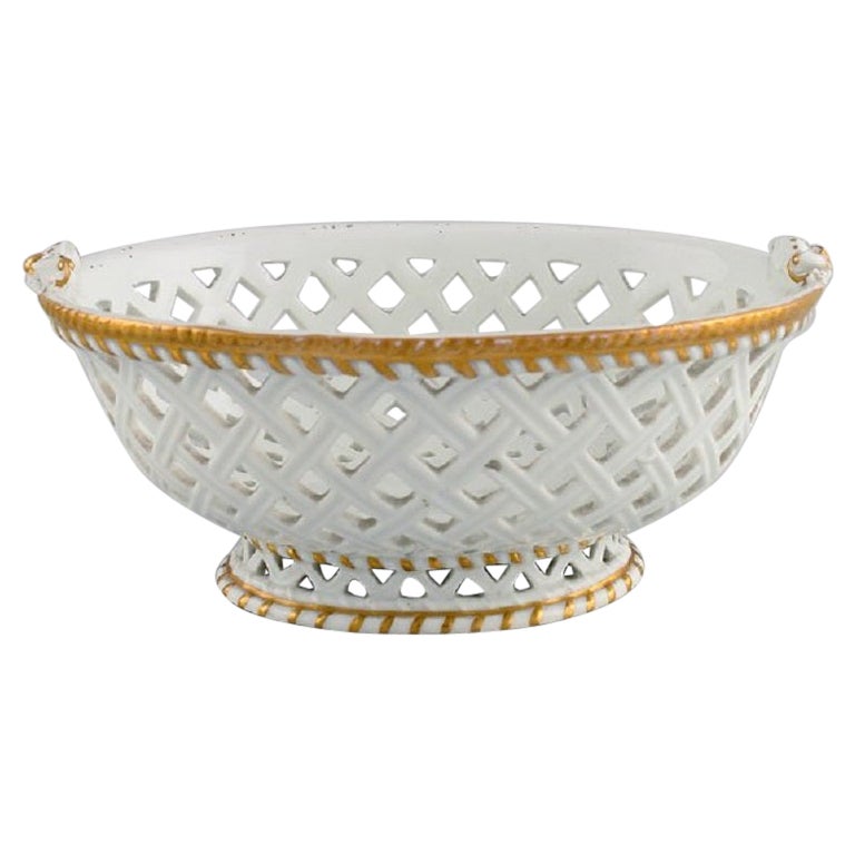 Antike Meissener Schale aus durchbrochenem Porzellan mit handbemalter Golddekoration im Angebot bei 1stDibs Deutschland
