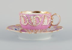Taza de café antigua de Meissen. Pintado a mano en rosa y decoración dorada