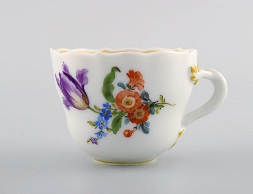 Antique Meissen coffee cup with saucer in hand painted porcelain with floral motifs, 19th century.
The cup measures: 6.5 x 7 cm.
The saucer measures: 10.7 x 2.5 cm.
In very good condition.
Stamped.
2nd factory quality.