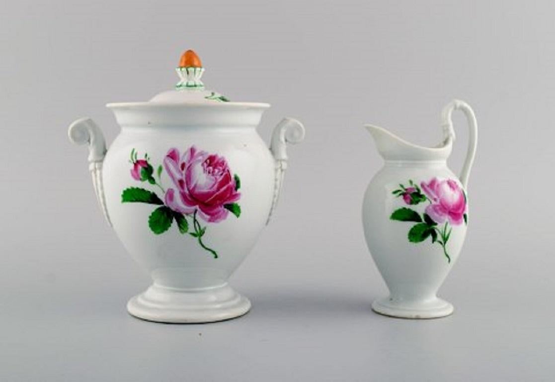 Antique Meissen coffee service in hand painted porcelain with pink roses for six people, early 20th century.
Consisting of six coffee cups with saucers, sugar / cream set and coffee pot.
The cup measures: 7 x 6.2 cm.
Saucer diameter: 14.5