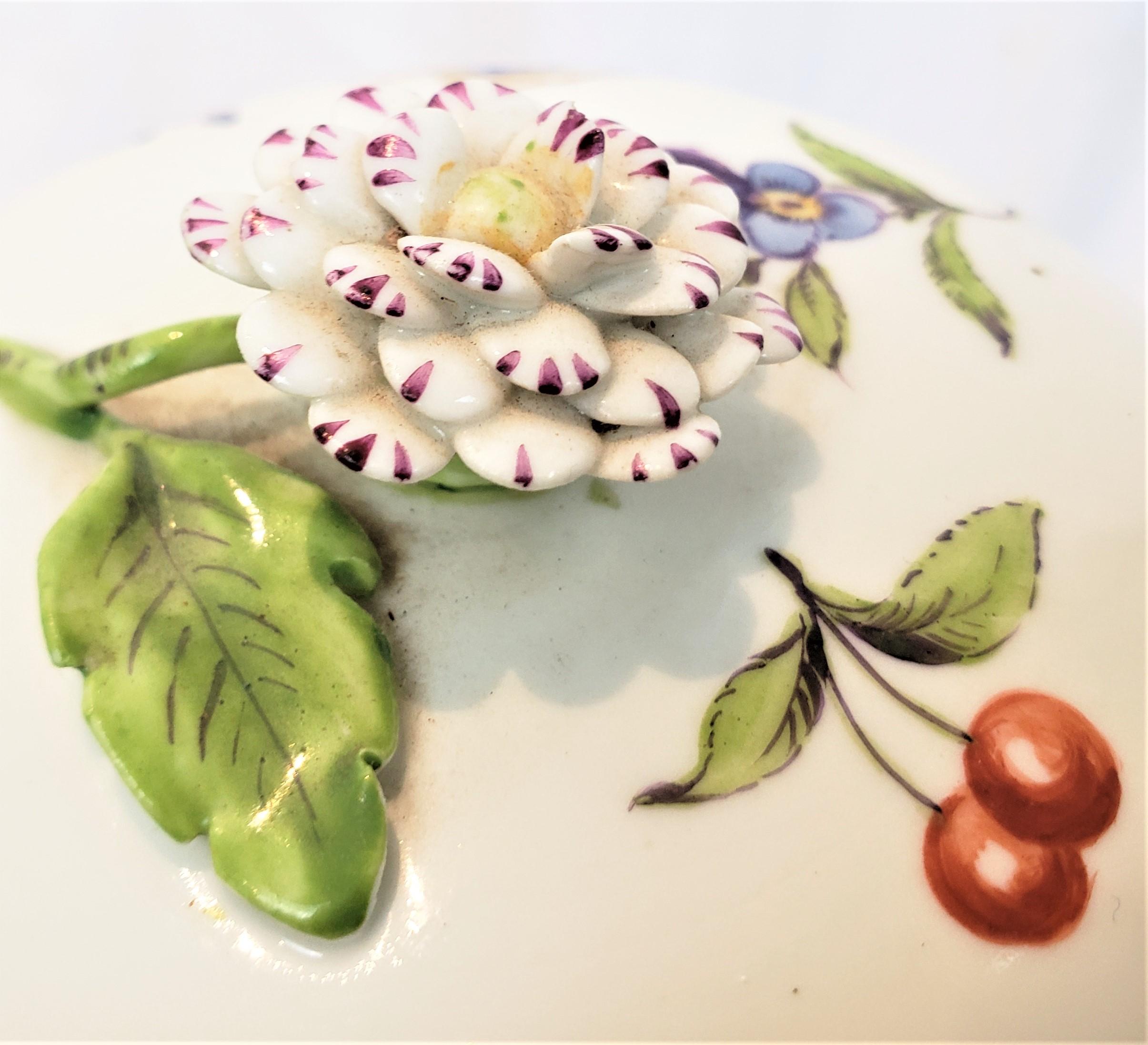 Antiker Meissener Deckeltopf oder Krug mit Blumengriff und handbemalten Früchten im Angebot 9