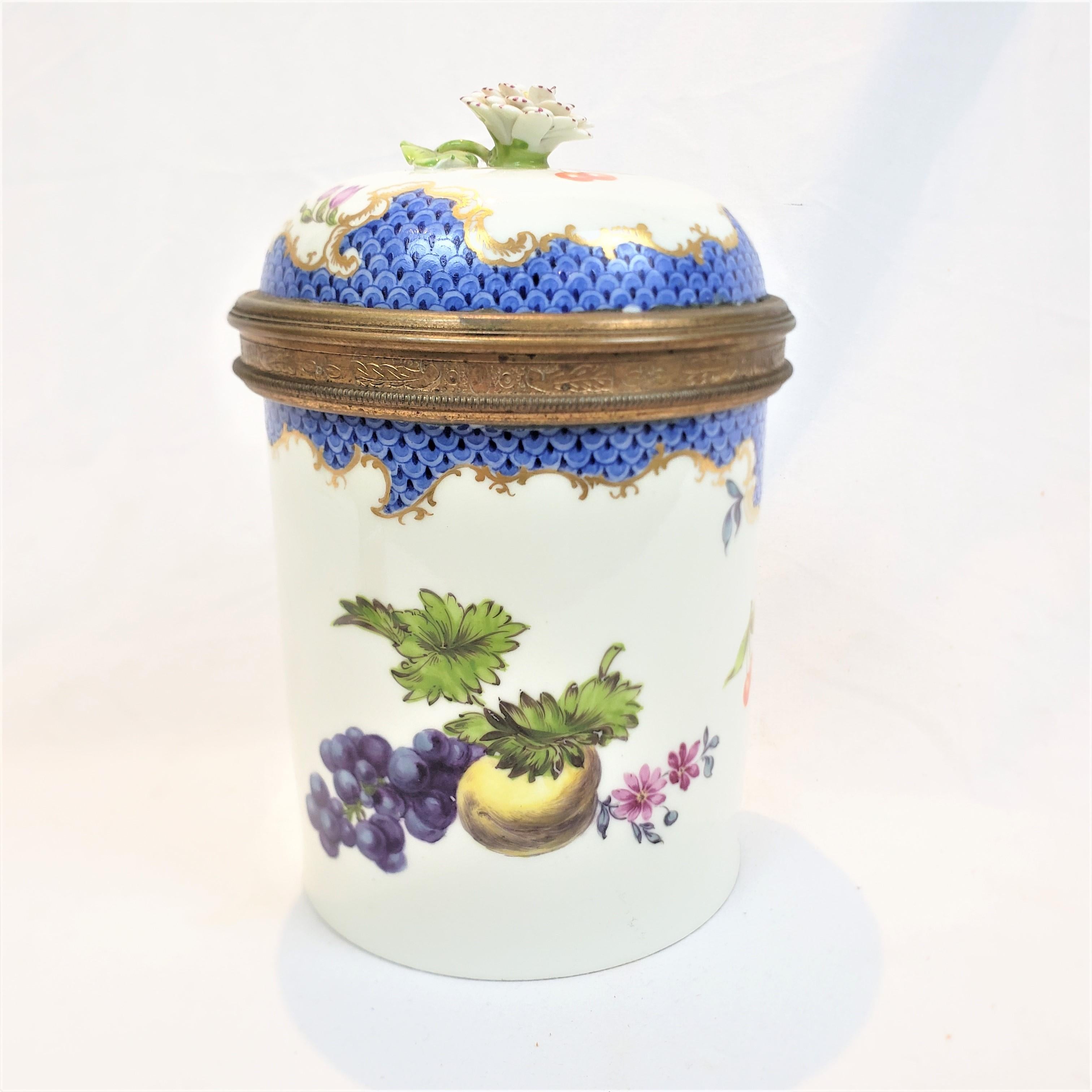 Louis XV Ancien pot ou jarre couvert de Meissen avec poignée à fleurs et fruits peints à la main en vente