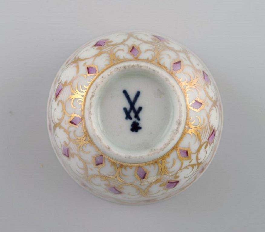 Antique Meissen Cup in Hand-Painted Porcelain with Purple and Gold In Good Condition In Copenhagen, DK