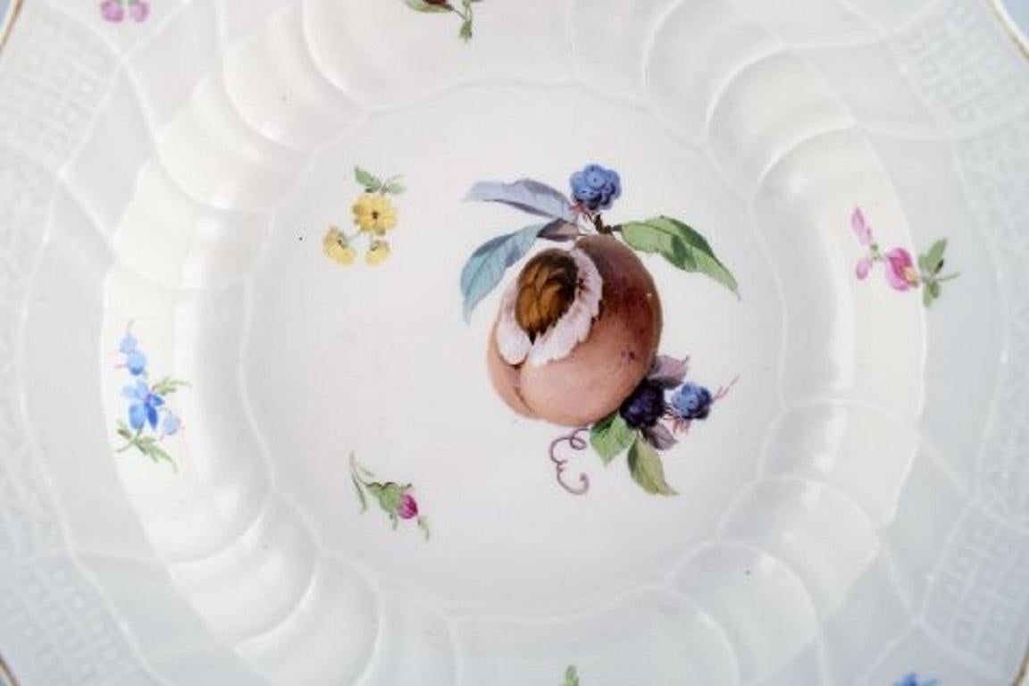 Antique Meissen deep plate in hand painted porcelain with peach and flowers, 19th century.
Measures: 23.5 x 5 cm.
In very good condition.
Stamped.
3rd factory quality.