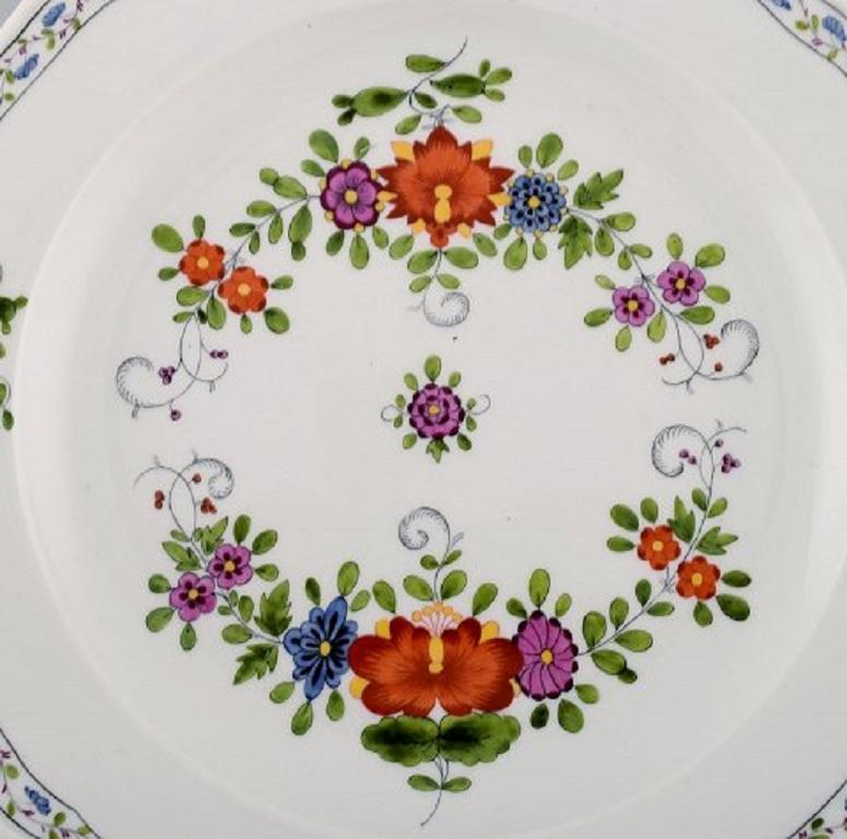 Antique Meissen dinner plate in hand painted porcelain decorated with flowers, circa 1900.
Measures: Diameter 25 cm.
In excellent condition.
Signed.
2nd factory quality.
  