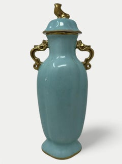 Antico vaso di Meissen Dresda con centrotavola a forma di urna, blu turchese, verde, dorato e con drago