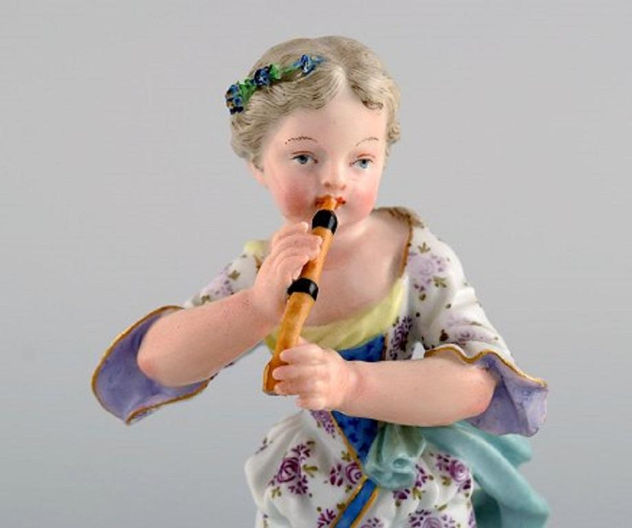 Antique Meissen figure in hand painted porcelain. Girl playing the flute, late 19th century.
Measures: 14.3 x 7.2 cm.
In excellent condition.
Stamped.
1st factory quality.