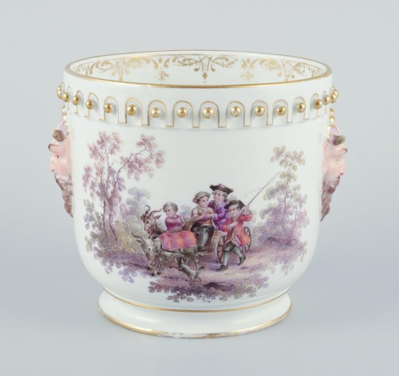Ancien pot de fleurs Meissen en porcelaine. A.I.C..
Motif de faune. Le visage est soulagé.
Scènes bucoliques peintes à la main dans le style néo-rococo.
Décoration en or.
Rare pot de fleurs.
En excellent état avec des signes minimes