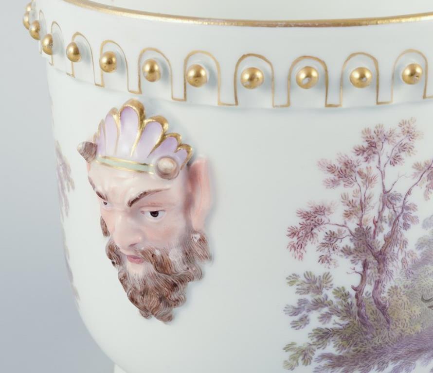 Néo-rococo Antique pot à fleurs de Meissen en porcelaine. Avec des scènes de faune et de bucoliques. en vente