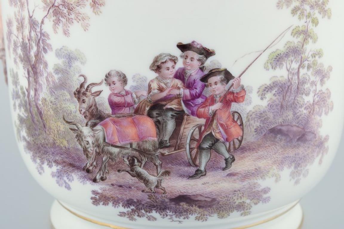 Allemand Antique pot à fleurs de Meissen en porcelaine. Avec des scènes de faune et de bucoliques. en vente