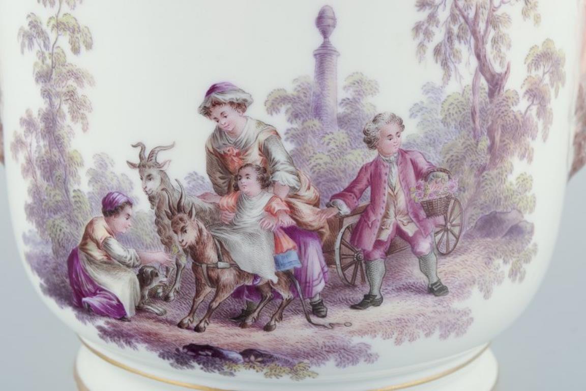 Antique pot à fleurs de Meissen en porcelaine. Avec des scènes de faune et de bucoliques. Excellent état - En vente à Copenhagen, DK
