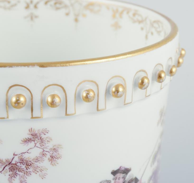 Porcelaine Antique pot à fleurs de Meissen en porcelaine. Avec des scènes de faune et de bucoliques. en vente