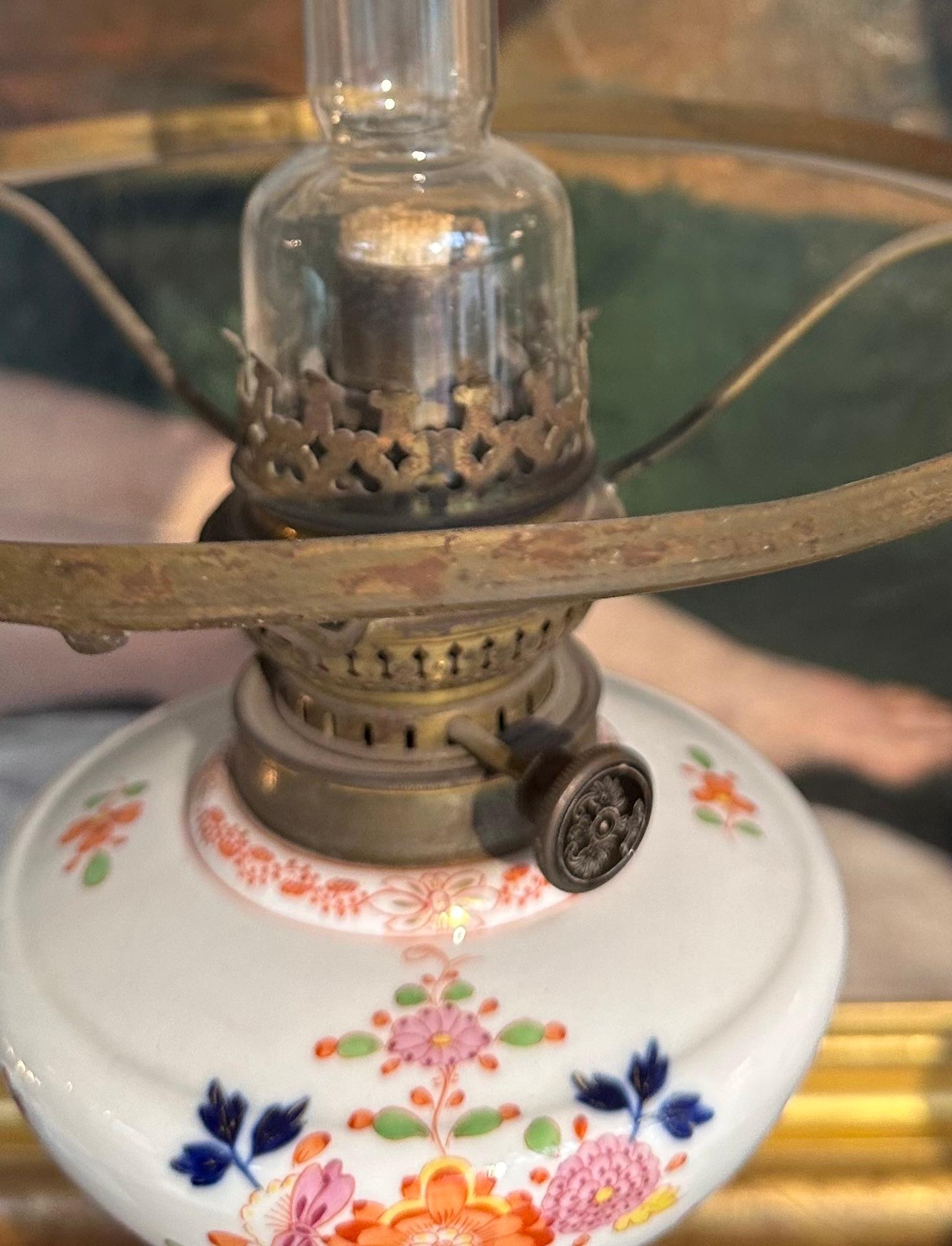 Antike Meissener Porzellan-Öllampe mit Glasschirm. Es ist in einzigartigem Originalzustand und wurde NICHT verkabelt.  