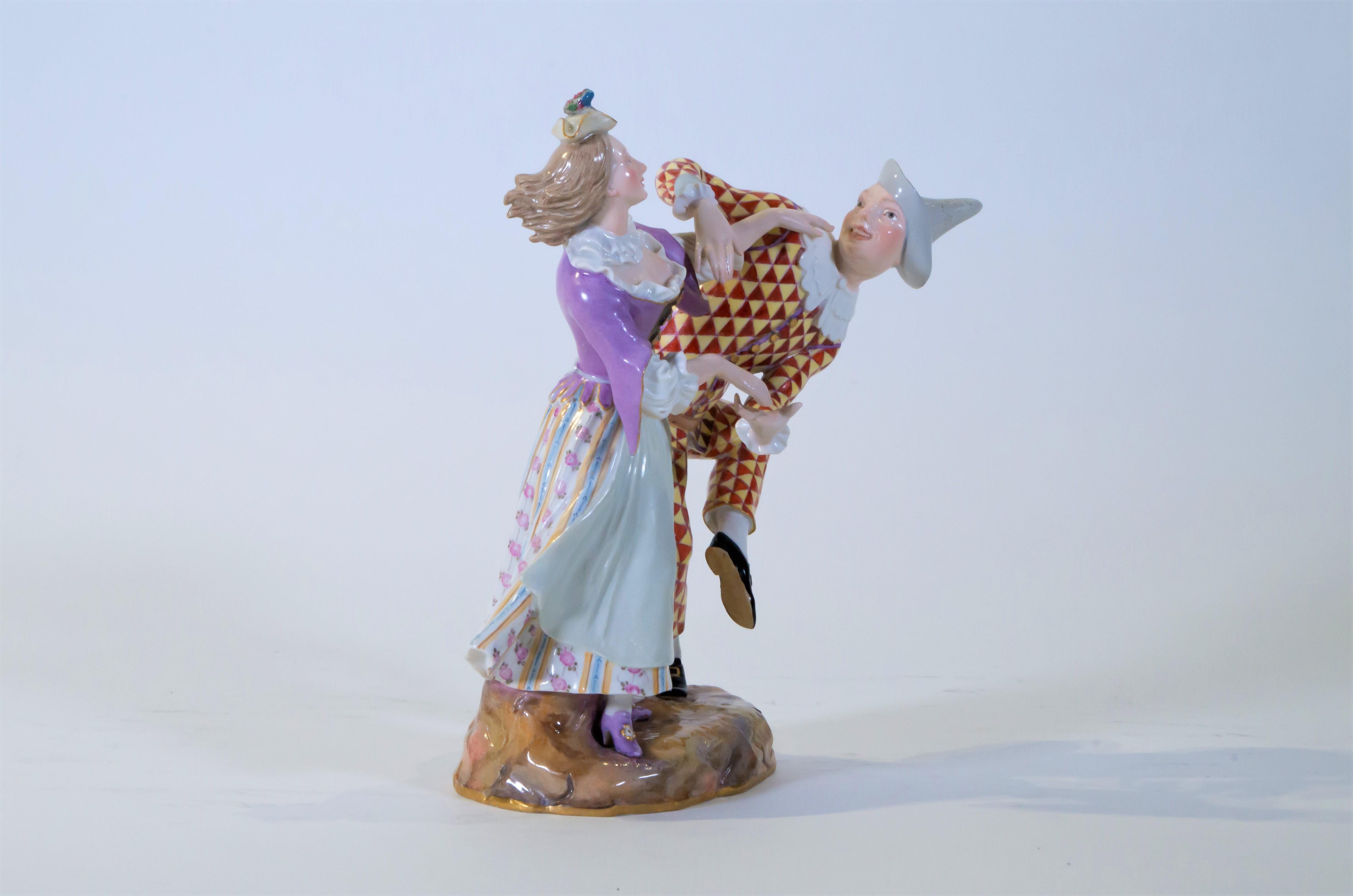 Groupe en porcelaine de Meissen du XIXe siècle représentant la Commedia Dell'arte, l'arlequin et l'ancolie dansant. Cet exemple représente Arlequin dansant avec l'ancolie d'une manière très ludique et vibrante. Arlequin est vu portant un costume