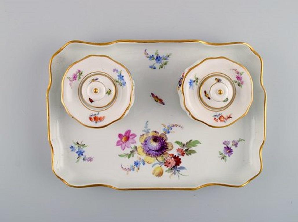 Antique Meissen inkwell set in hand-painted porcelain with floral motifs and gold decoration. 19th century.
The tray measures: 22 x 15 cm.
The inkwells measure: 7.5 x 5.5 cm.
In excellent condition.
Stamped.
1st factory quality.
