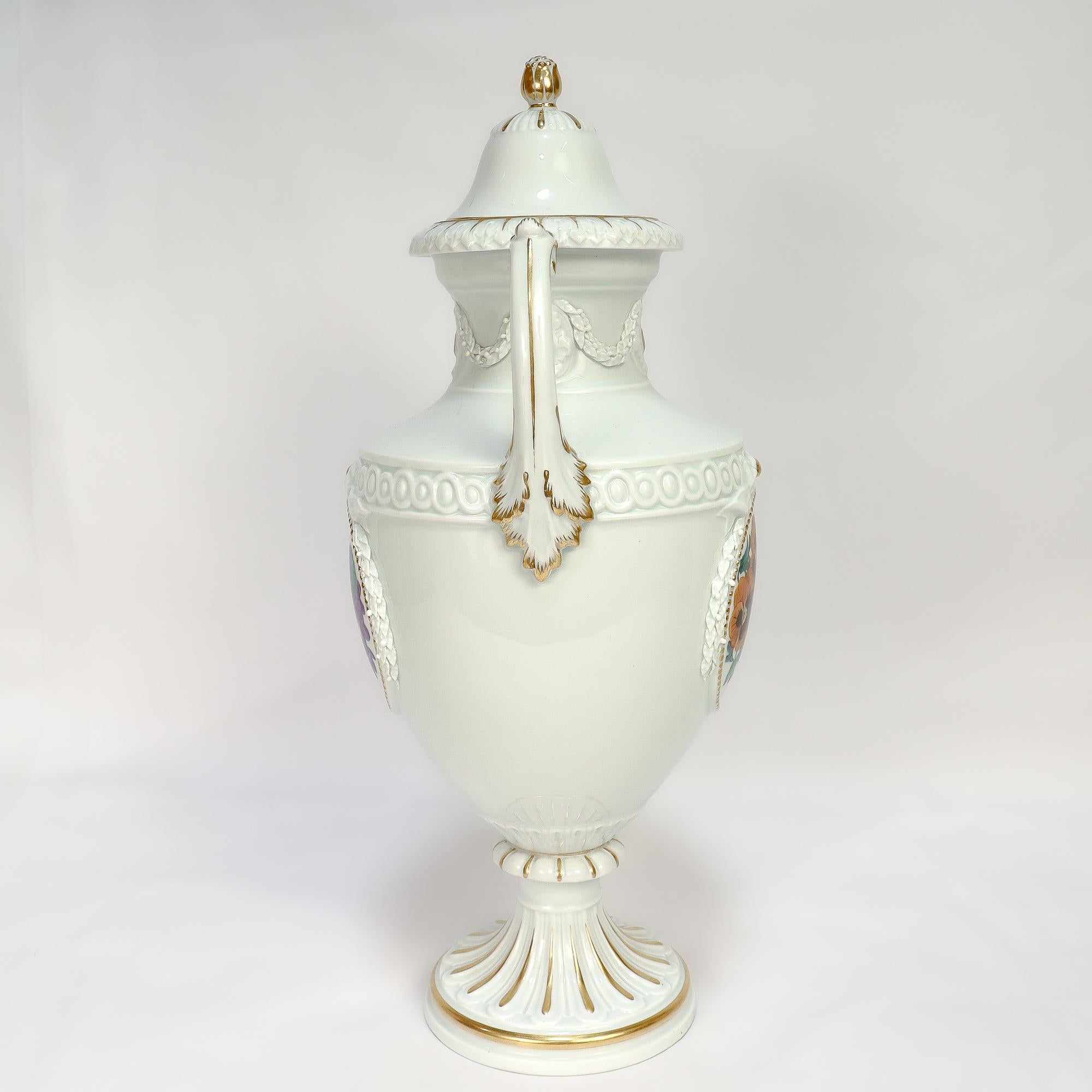 Antike Meissen Porcelain Jugendstil bedeckt Urne oder Vase mit Stiefmütterchen & Veilchen (Deutsch) im Angebot