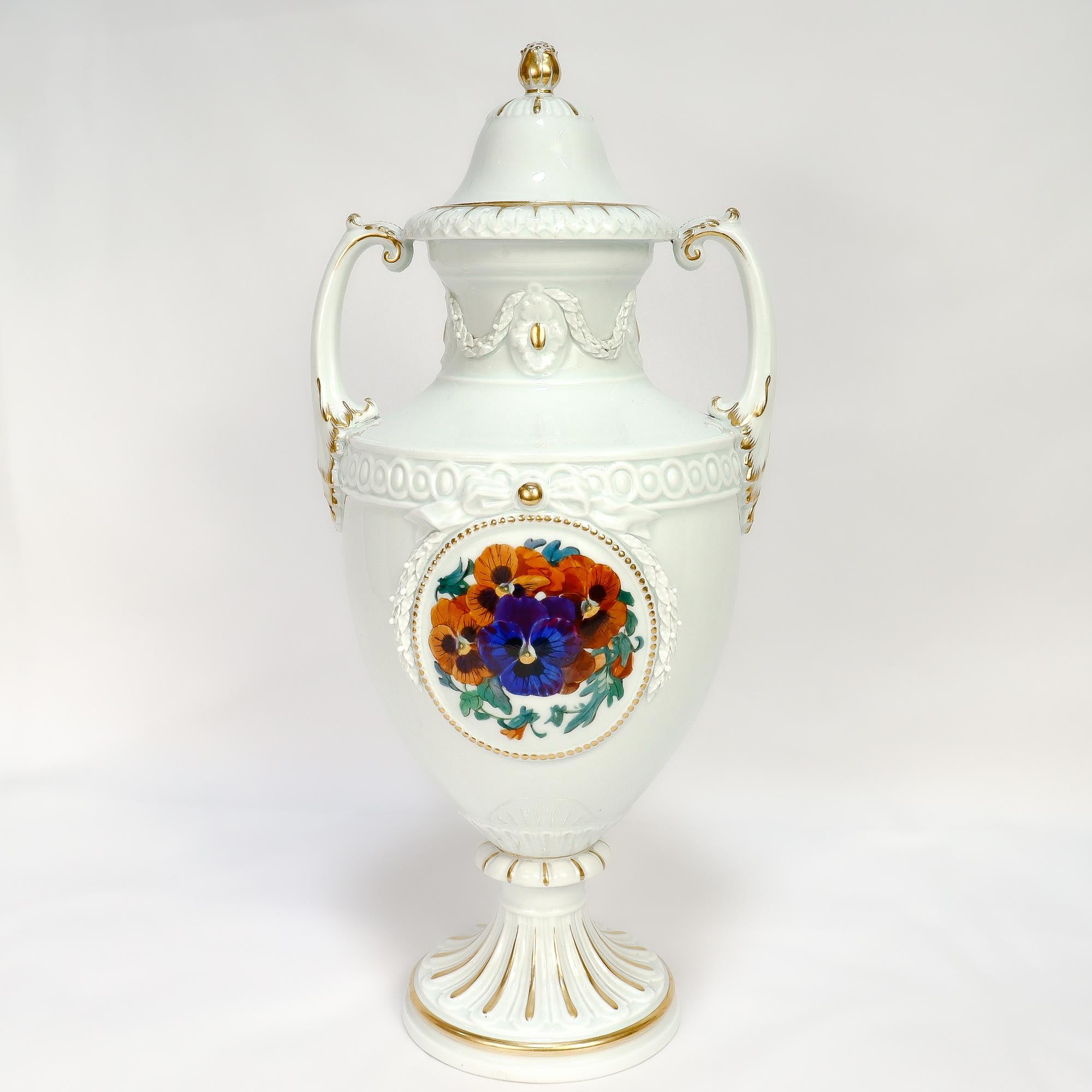 Antike Meissen Porcelain Jugendstil bedeckt Urne oder Vase mit Stiefmütterchen & Veilchen (Handbemalt) im Angebot