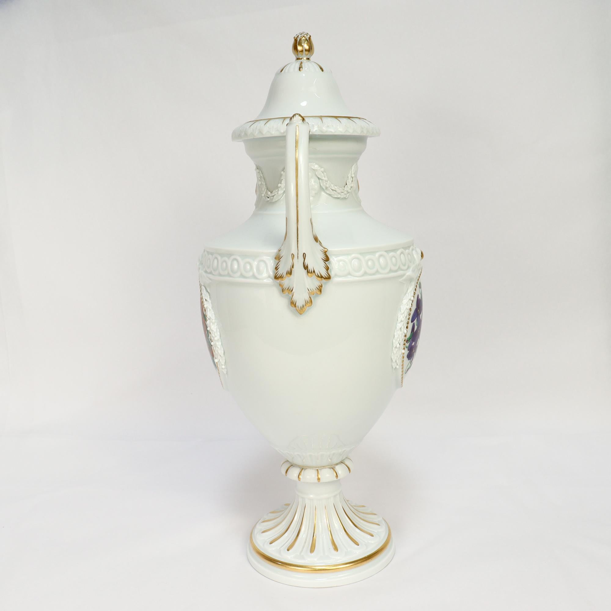 Antike Meissen Porcelain Jugendstil bedeckt Urne oder Vase mit Stiefmütterchen & Veilchen im Zustand „Gut“ im Angebot in Philadelphia, PA