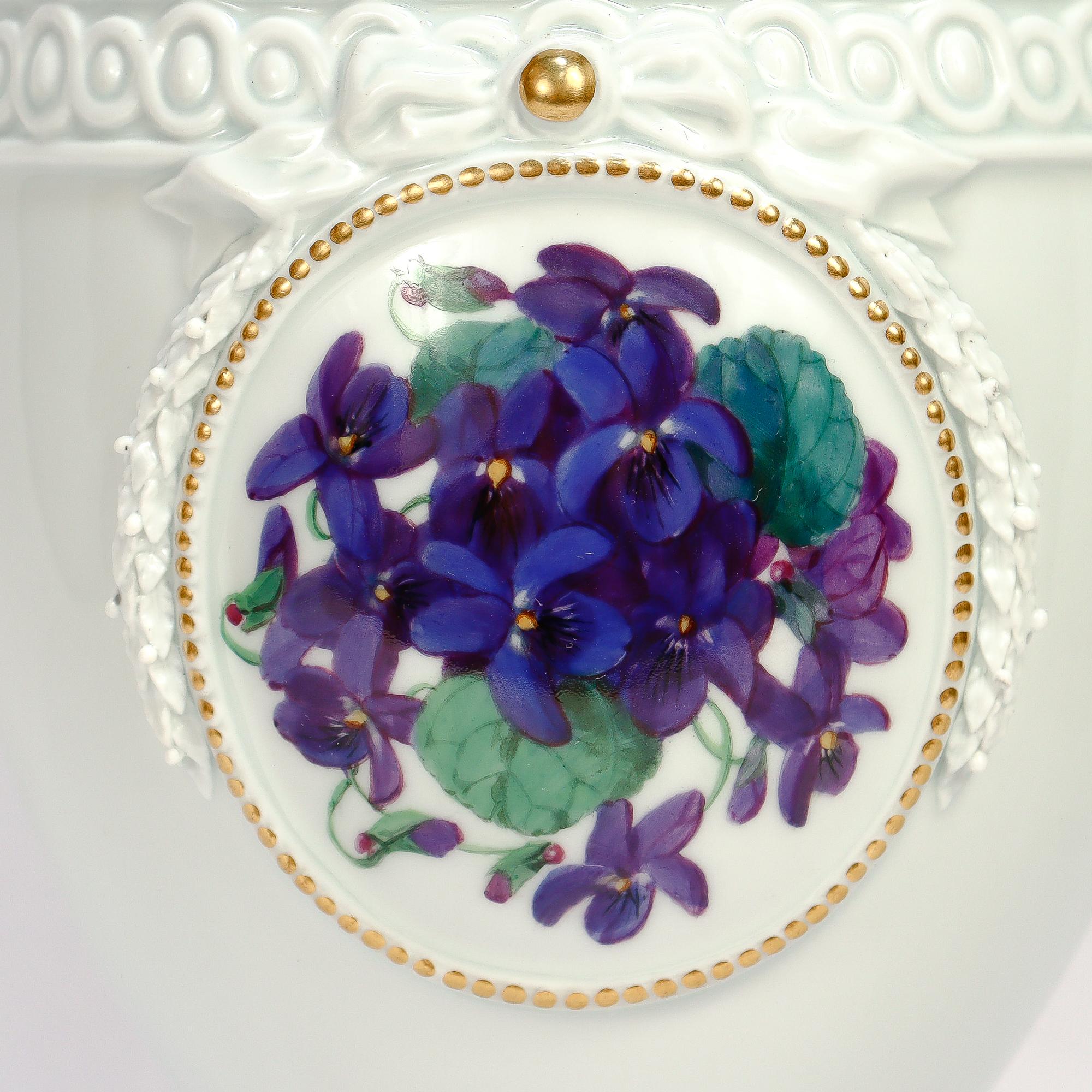 Antike Meissen Porcelain Jugendstil bedeckt Urne oder Vase mit Stiefmütterchen & Veilchen (20. Jahrhundert) im Angebot