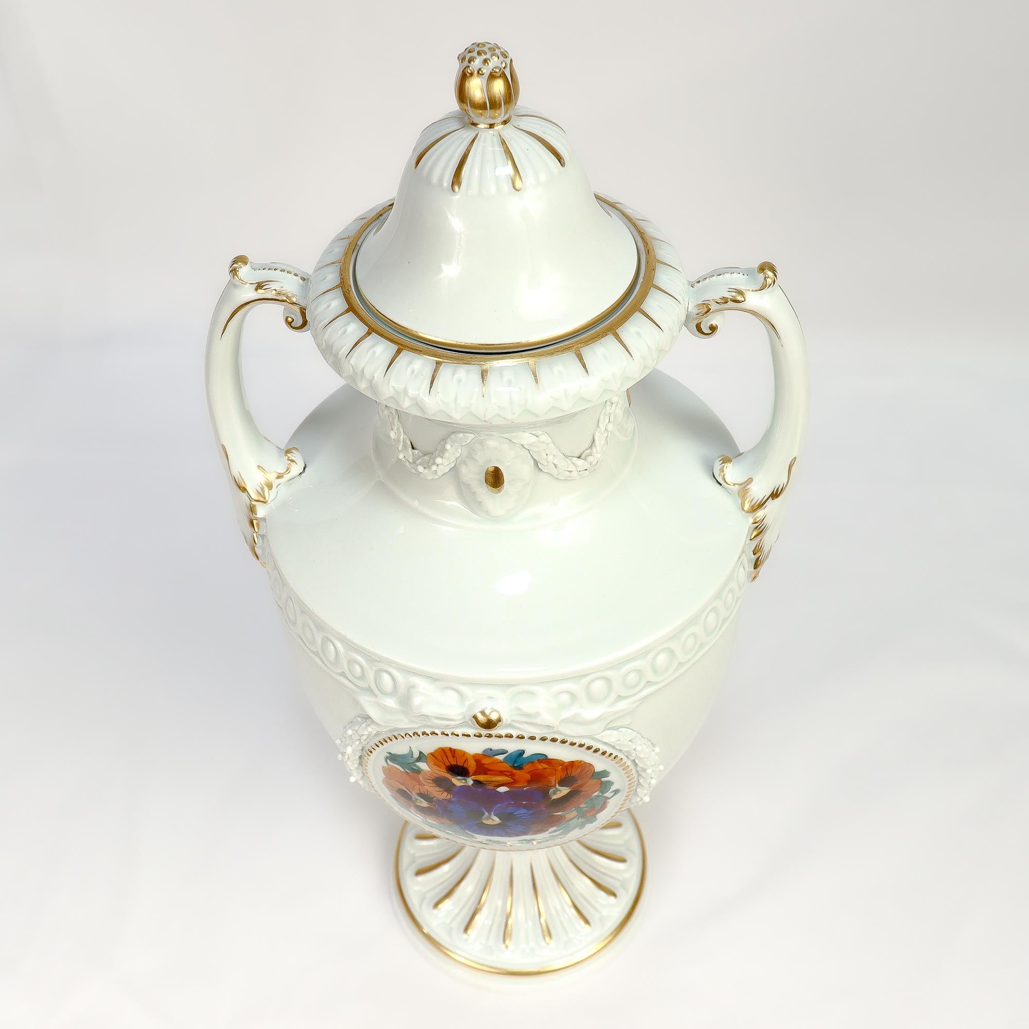 Antike Meissen Porcelain Jugendstil bedeckt Urne oder Vase mit Stiefmütterchen & Veilchen im Angebot 1