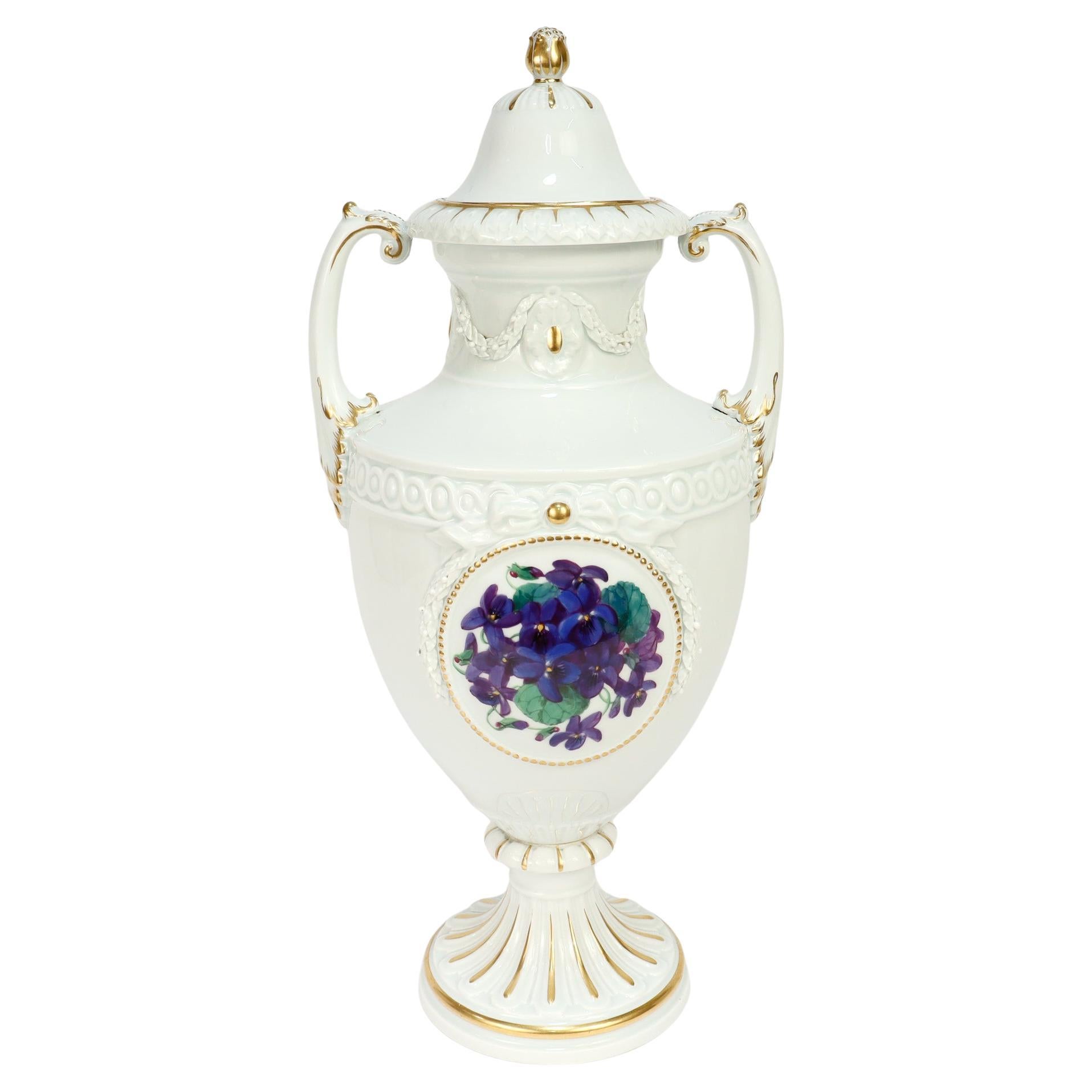 Antike Meissen Porcelain Jugendstil bedeckt Urne oder Vase mit Stiefmütterchen 
Veilchen im Angebot