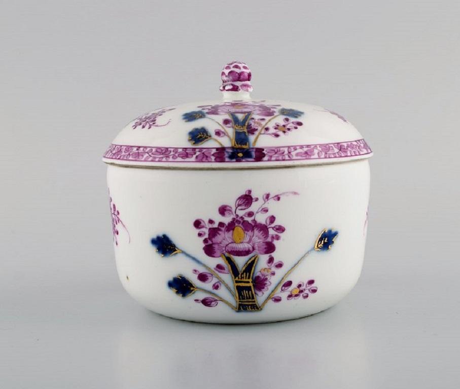 Antique Meissen lidded bowl in hand-painted porcelain. Purple flowers and gold decoration. Museum quality, ca. 1740.
Measures: 11.7 x 11 cm.
In excellent condition.
Stamped.
1st factory quality.