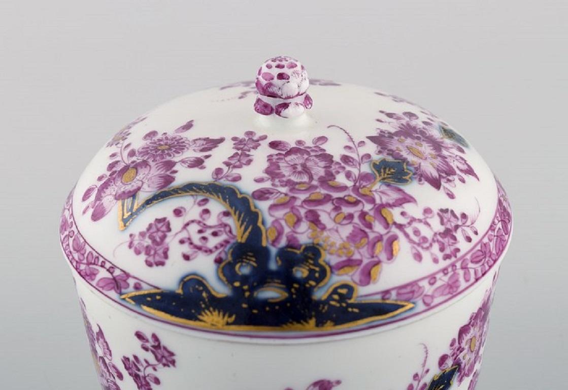 Antique Meissen Lidded Bowl in Hand-Painted Porcelain, Museum Quality In Excellent Condition In Copenhagen, DK