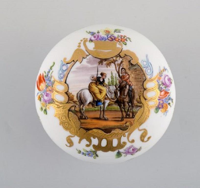 Antique Meissen lidded jar in hand painted porcelain with romantic scene and gold decoration, 19th century.
Measures: 9 x 6.5 cm.
In very good condition. 2nd factory quality.
Stamped.