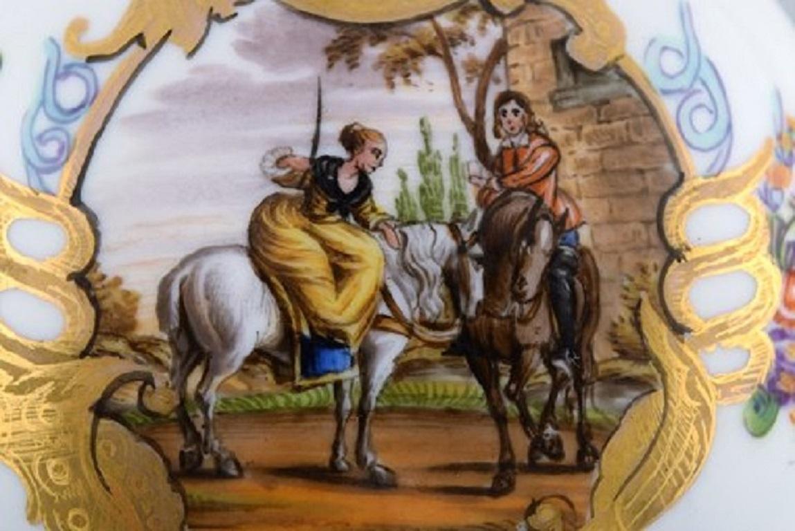 Néo-rococo Ancienne jarre à couvercle de Meissen en porcelaine peinte à la main avec scène romantique en vente