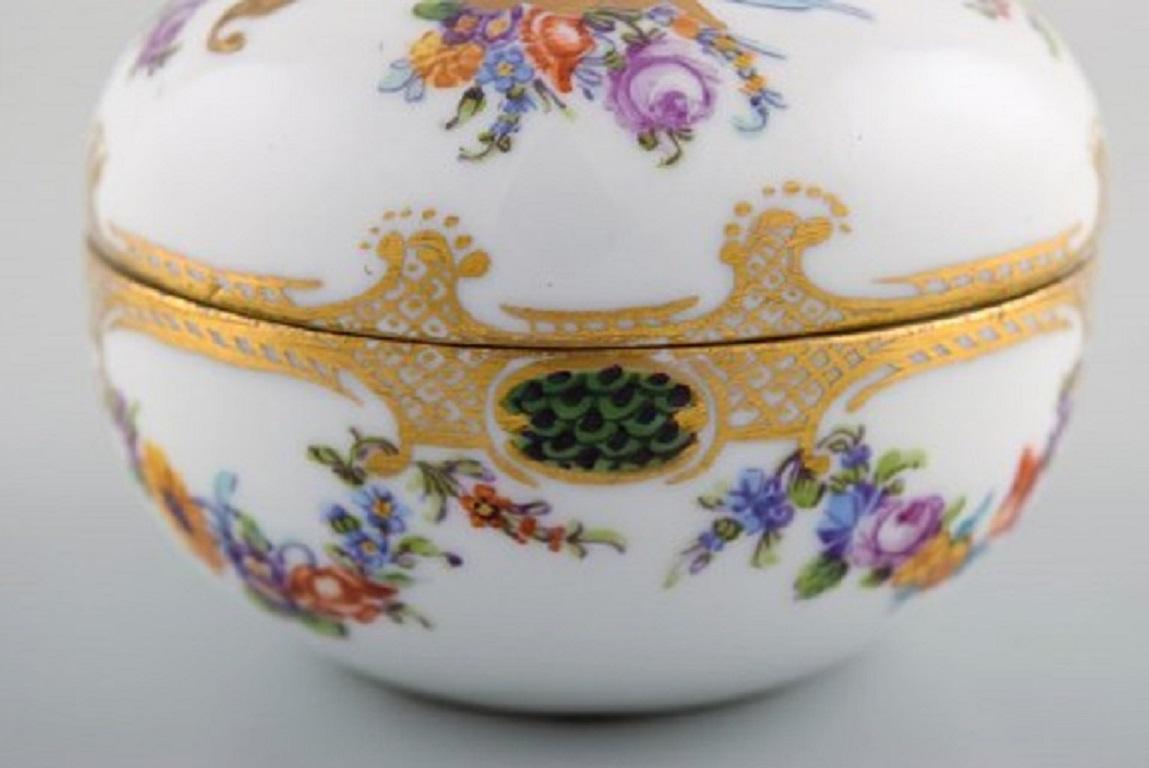 Allemand Ancienne jarre à couvercle de Meissen en porcelaine peinte à la main avec scène romantique en vente