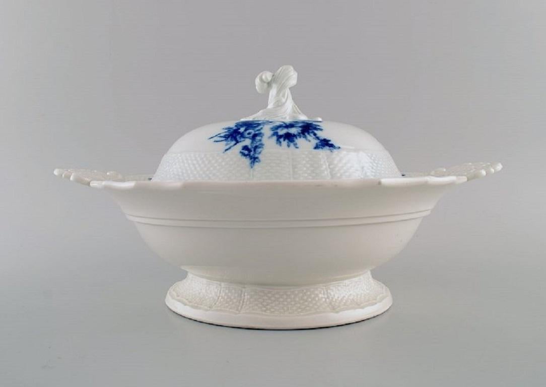 Antique Meissen lidded tureen with handles in hand-painted porcelain. 
Blue flowers and butterflies. Late 19th century.
Measures: 33.5 x 18 cm.
In excellent condition.
Stamped.
3rd factory quality.