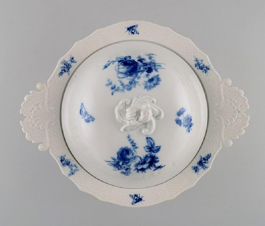 Allemand Soupière à couvercle Meissen antique avec poignées en porcelaine peinte à la main en vente