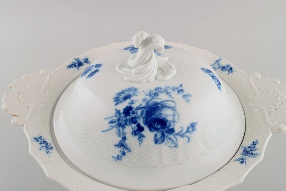 Peint à la main Soupière à couvercle Meissen antique avec poignées en porcelaine peinte à la main en vente