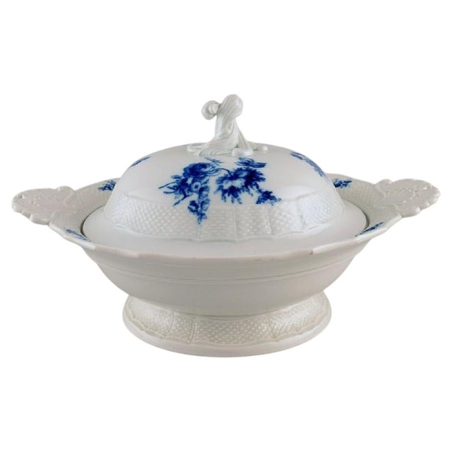 Soupière à couvercle Meissen antique avec poignées en porcelaine peinte à la main en vente