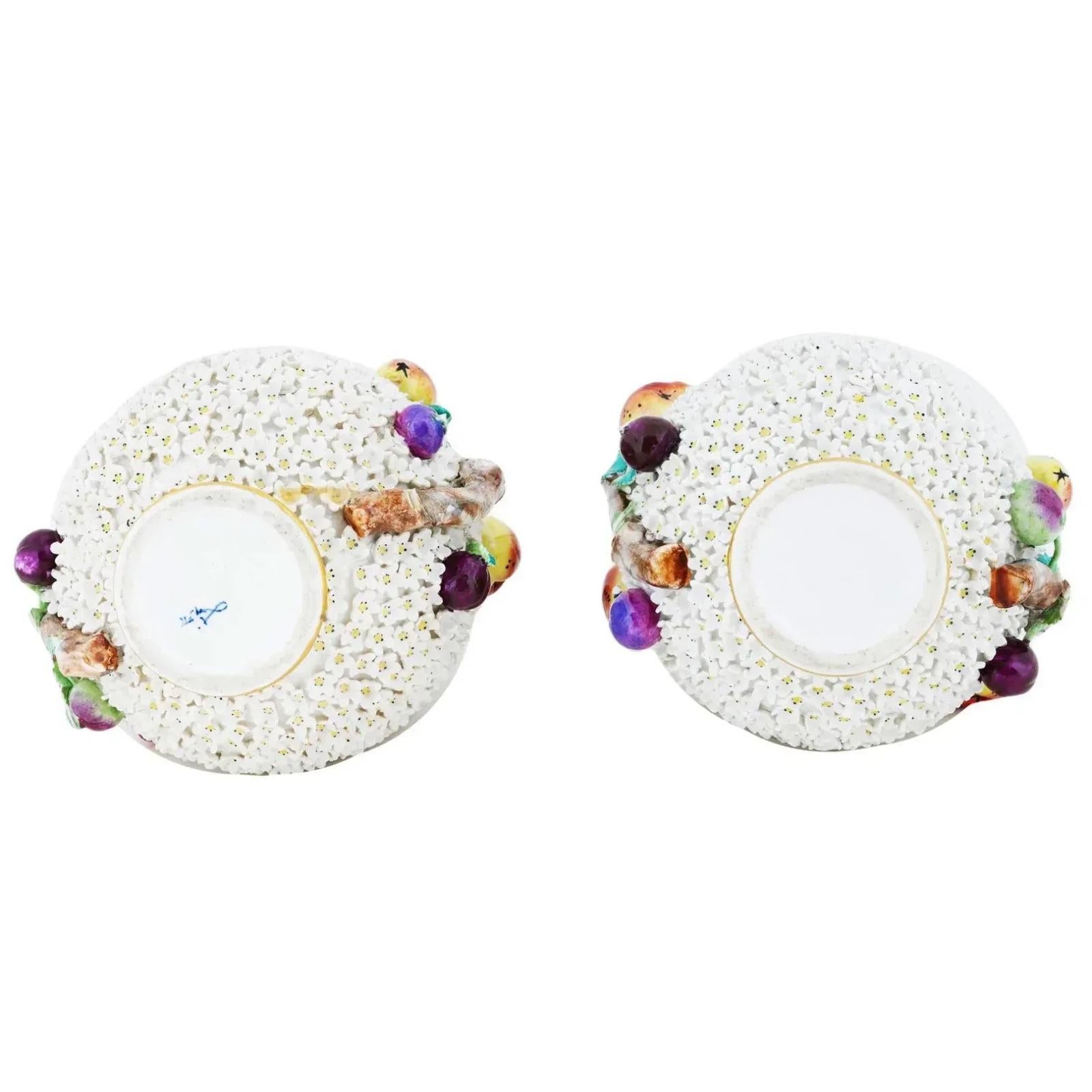 XIX secolo Antica coppia di vasi in porcellana di Meissen Porcelain in vendita