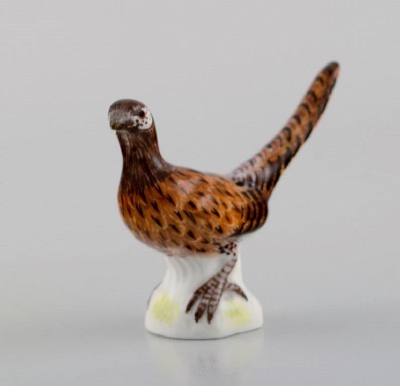 Antique Meissen miniature porcelain figurine. Pheasant. Late 19th century.
Measures: 5.7 x 4.6 cm.
In excellent condition.
Stamped.
1st factory quality.