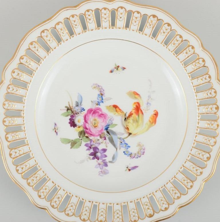 Antique Meissen openwork plate in hand-painted porcelain with flowers and butterflies. Late 19th century.
Measurements: D 24.5 X H 4.0
In excellent condition.