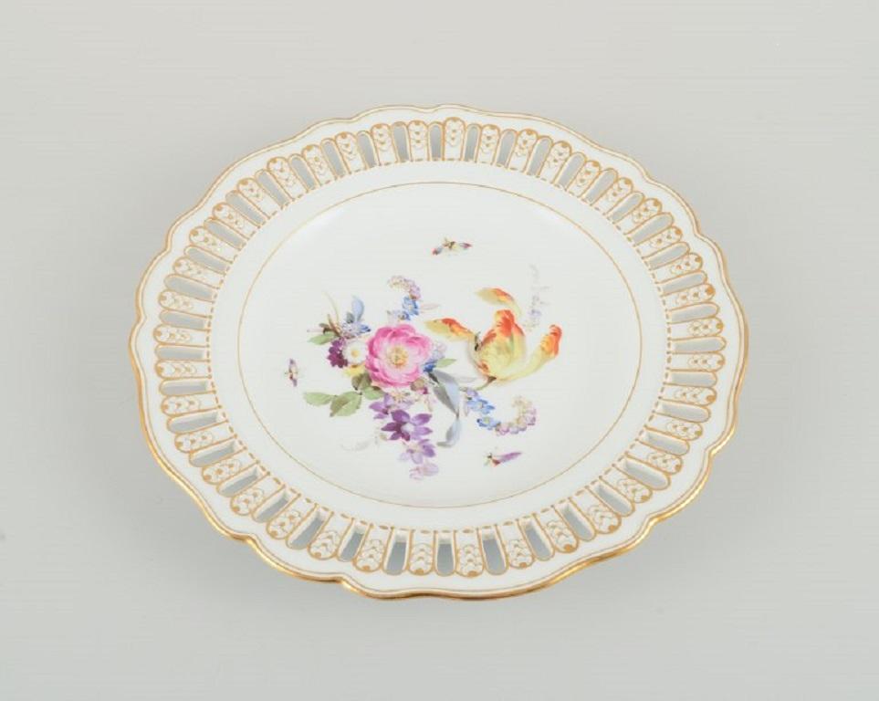 German Antique Meissen openwork plate in hand-painted porcelain. Late 19th C. For Sale