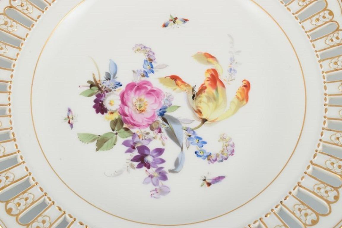Hand-Painted Antique Meissen openwork plate in hand-painted porcelain. Late 19th C. For Sale
