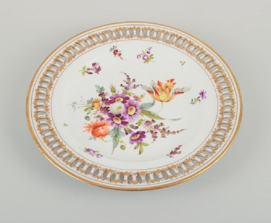 Antique Meissen openwork plate in hand-painted porcelain with flowers and gold decoration. Late 19th century.
Measurements: D 24.5 X H 3.0
In excellent condition.
Second factory quality.