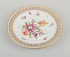 Antiker durchbrochener Meissener Porzellanteller aus handbemalter Porzellan mit Blumen.