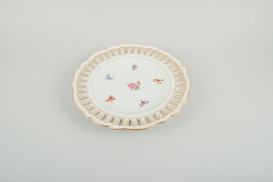 Antique Meissen openwork plate in hand-painted porcelain with flowers and gold decoration. Late 19th century.
Measurements: D 24.5 X H 3.0
In excellent condition.
Second factory quality.